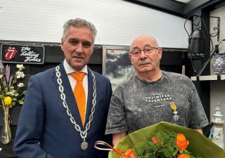 Willy Arts met burgemeester Hans Teunissen