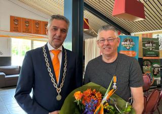 Willy ten Haaf met burgemeester Hans Teunissen