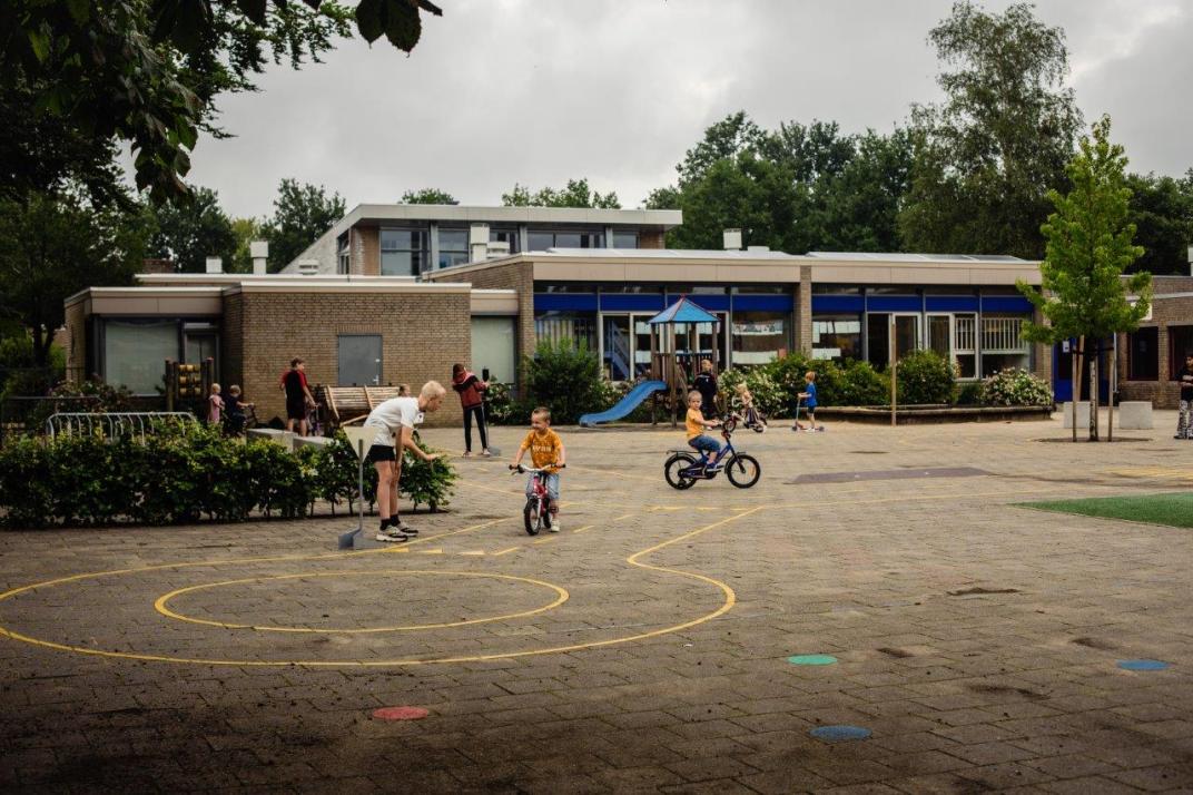 Kinderen spelen op schoolplein
