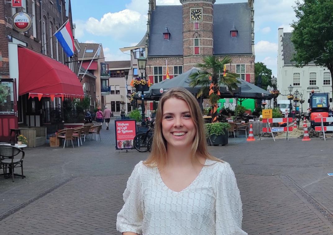 Janneke voor het stadhuis 