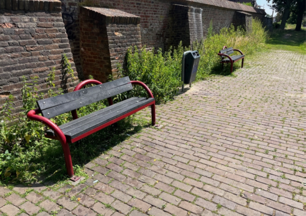 Bankje naast stadsmuur