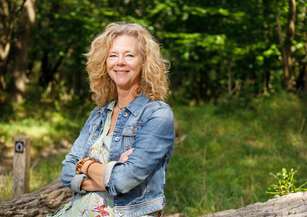 Foto van Annelies met groene achtergrond