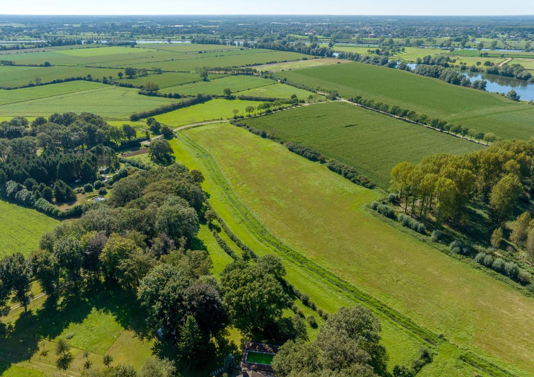 Droneopname van heijense leijgraaf stroomopwaarts
