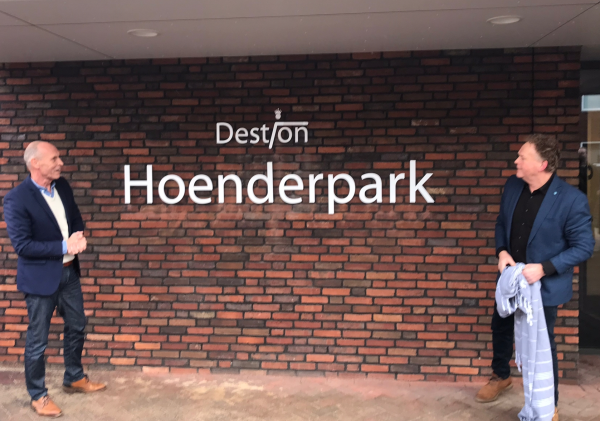 Wilbert Pothoff, directeurbestuurder van Destion samen met wethouder Peter Stevens tijdens de opening van het woonzorgcomplex in het Hoenderpark