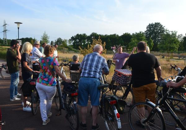 Beheerder Bart Sanders licht het ‘slingerend maaibeheer’ toe, bij het Weverpark. 