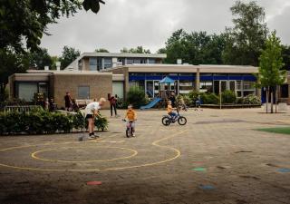 Kinderen spelen op schoolplein