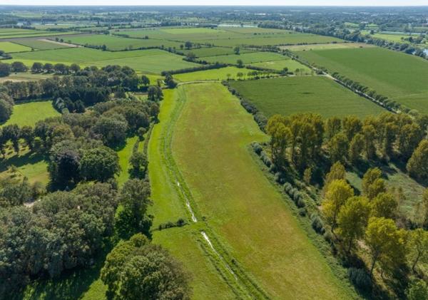 Een deel van het maatregelgebied Geul Ossenkamp en Monding Heijense Leijgraaf, van noord naar zuid gezien, met rechtsboven de Maas in beeld. Foto: ©Studio Retouched