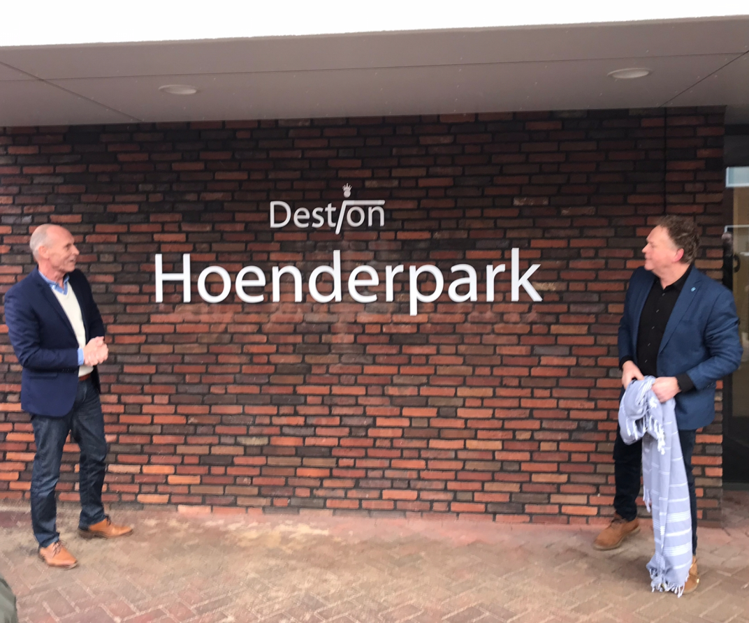Wilbert Pothoff, directeurbestuurder van Destion samen met wethouder Peter Stevens tijdens de opening van het woonzorgcomplex in het Hoenderpark
