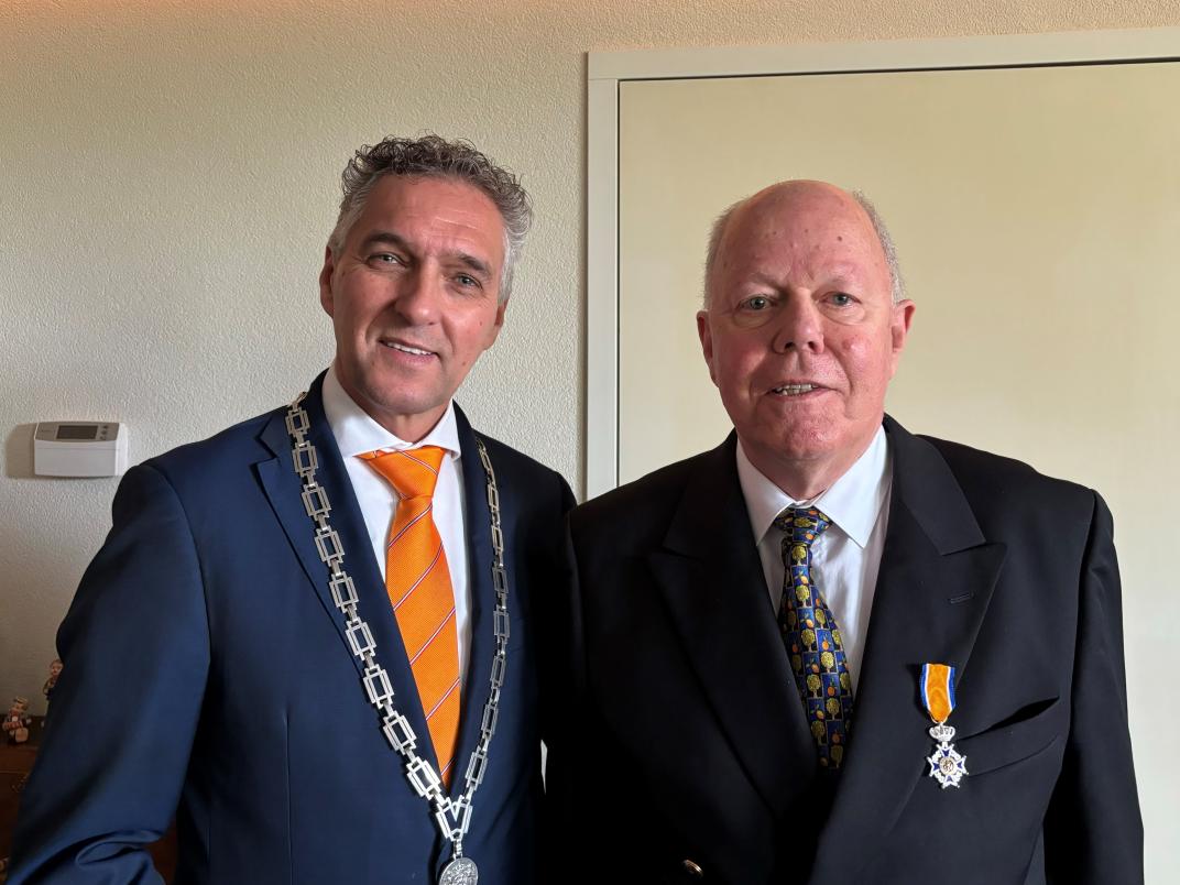 Gérard Cloïn met burgemeester Hans Teunissen