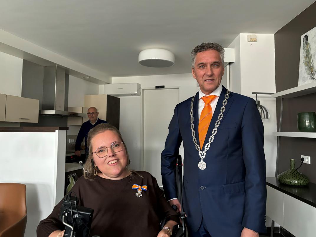 Gwen ten Haaf met burgemeester Hans Teunissen