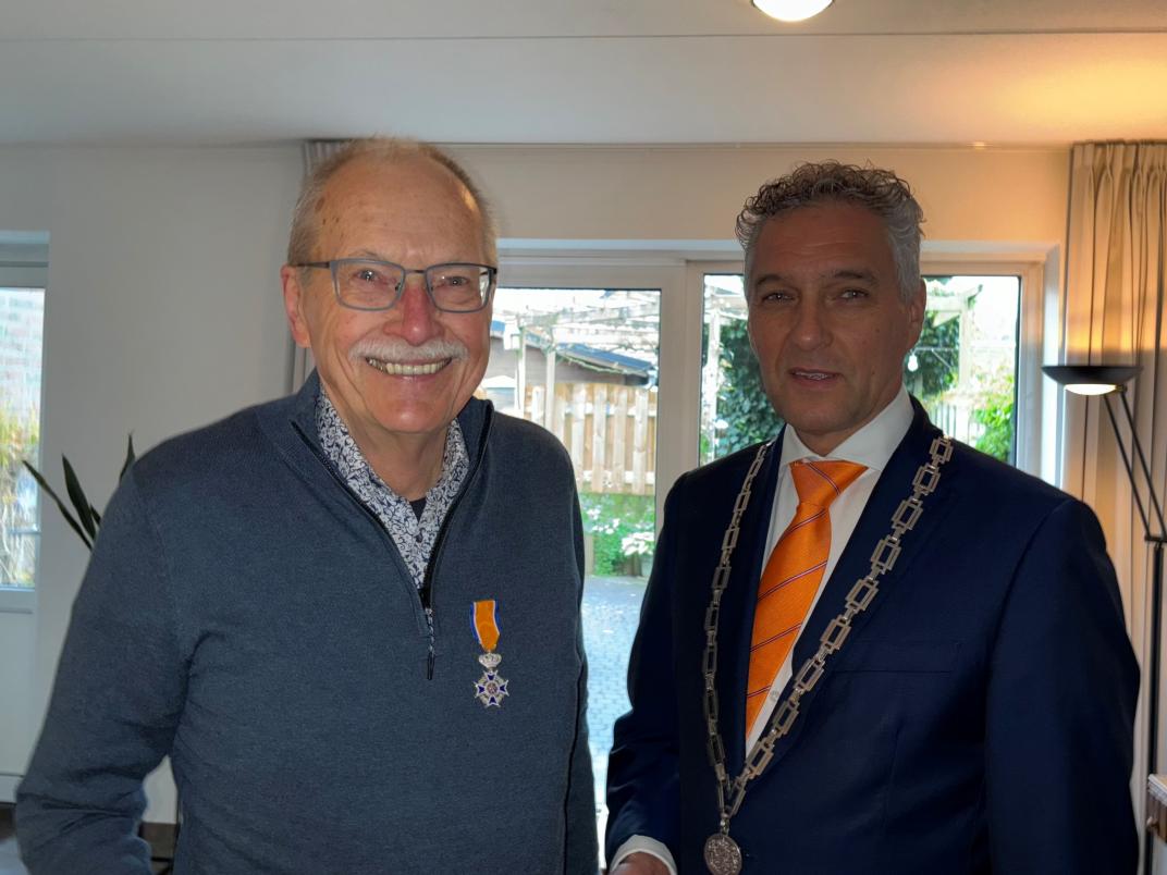 Luuk Otten met burgemeester Hans Teunissen