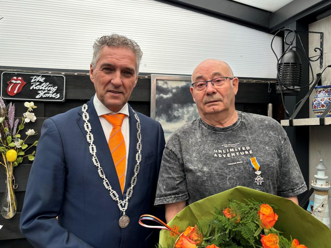 Willy Arts met burgemeester Hans Teunissen