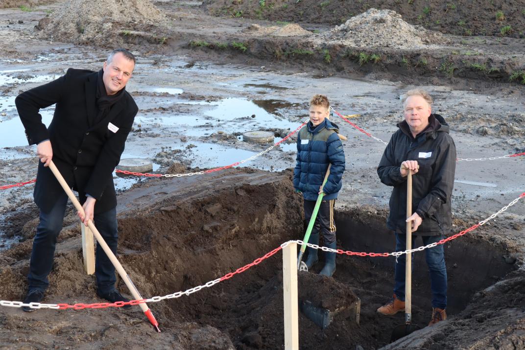 drie personen graven