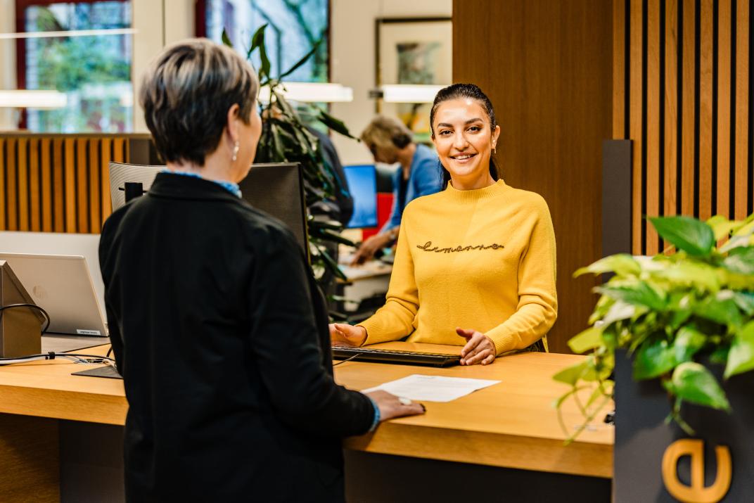 Medewerker achter informatiebalie