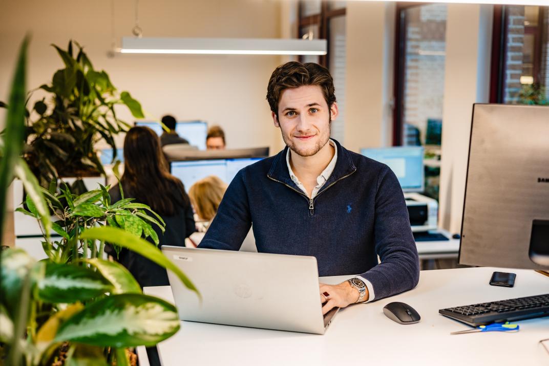Medewerker achter laptop