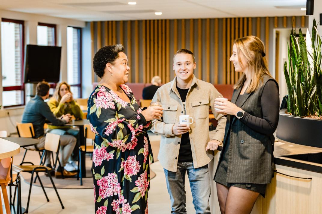 Drie medewerkers in werkcafé