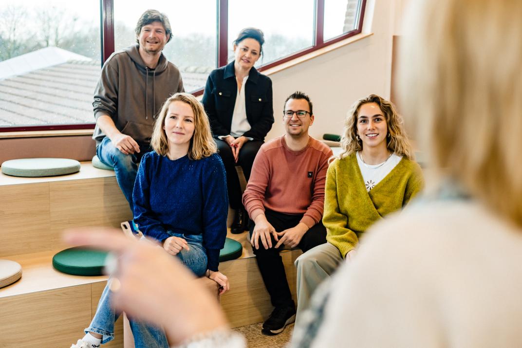 Medewerkers in werkpresentatie