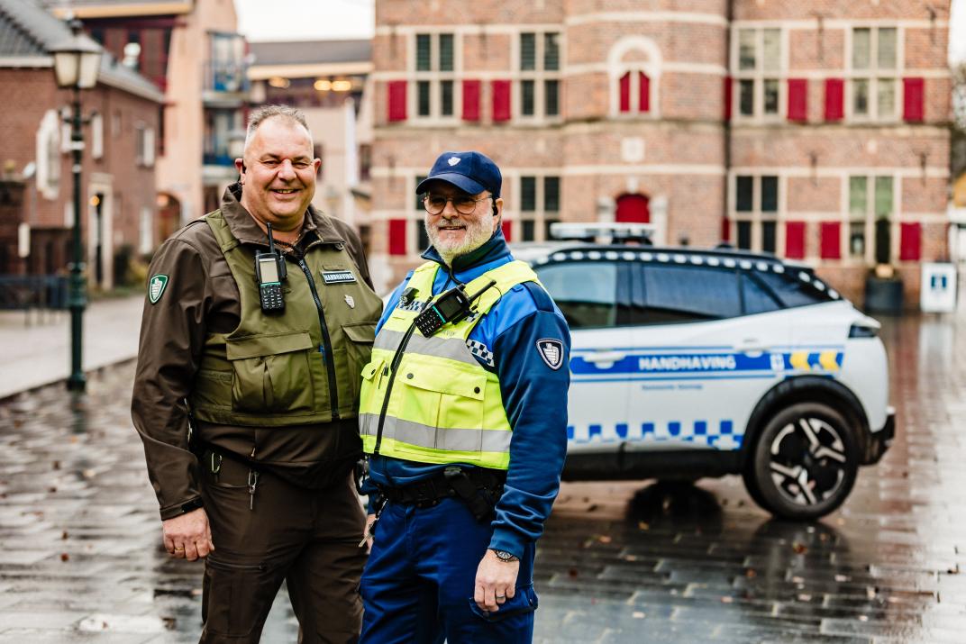 Twee handhavers voor auto Handhaving