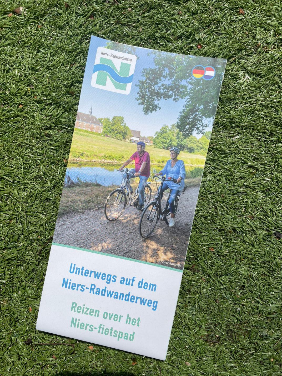 Folder ligt in het gras