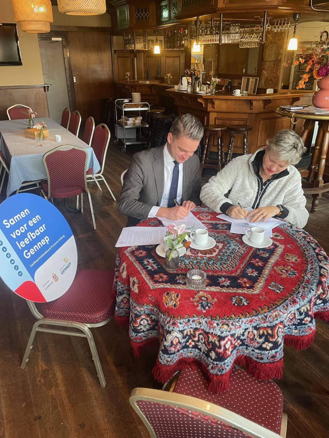 Janine van Hulsteijn en Michael Theuns ondertekenen Leefbaarheidsakkoord in De Pub in Ottersum
