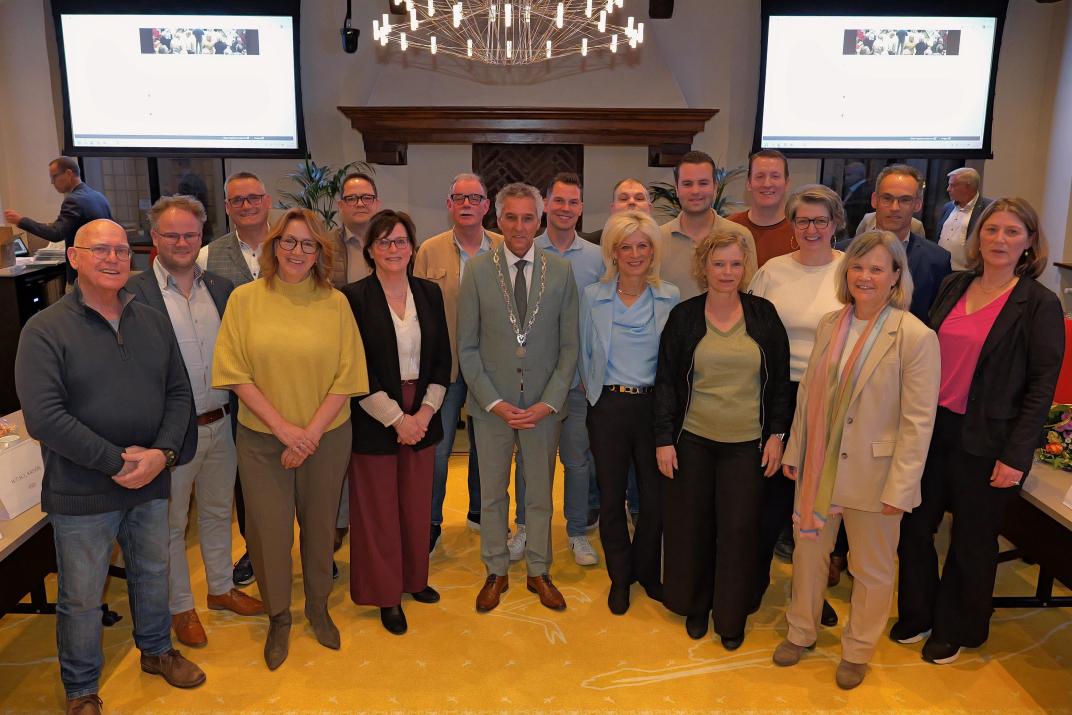 Groepsfoto van nieuwe raad met burgemeester Hans Teunissen