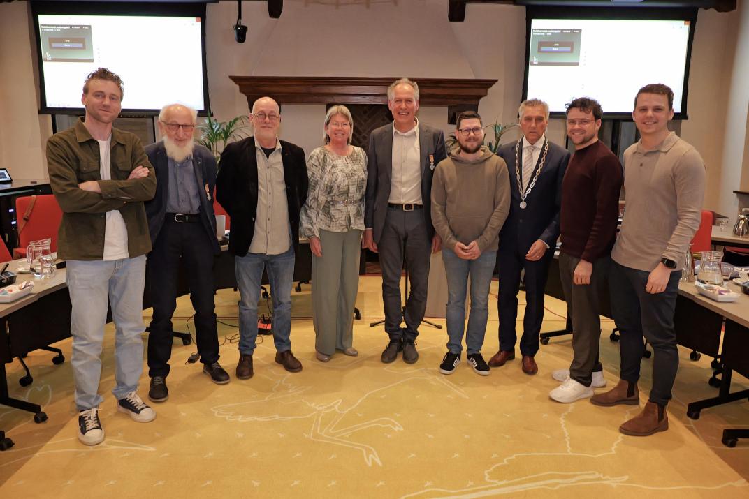 groepsfoto met afscheidnemende raadsleden en burgemeester Hans Teunissen