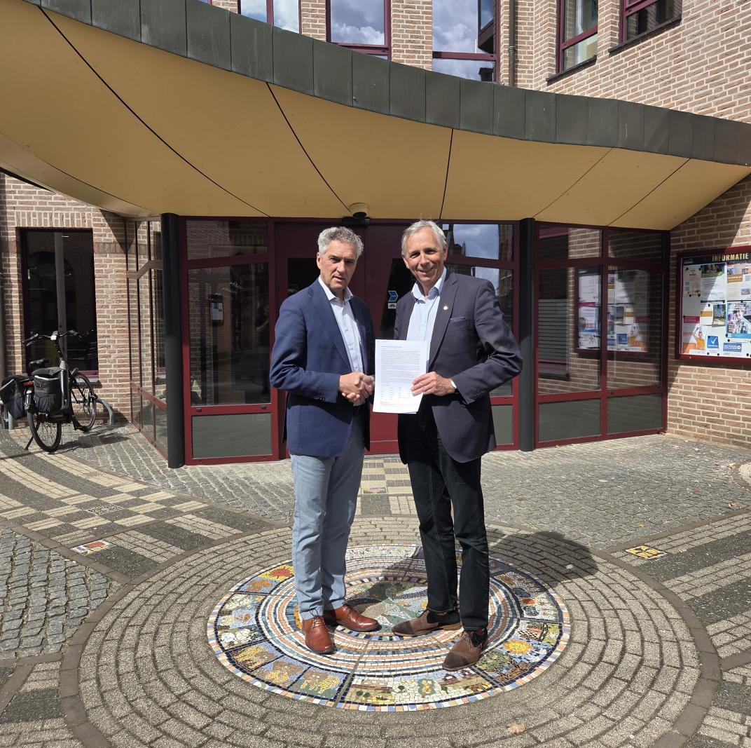 Informateur Jos van der Knaap biedt tussenrapport aan burgemeester Hans Teunissen aan