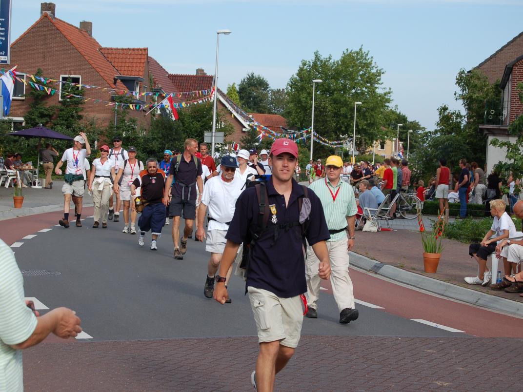 Vierdaagse wandelaars door Ottersum