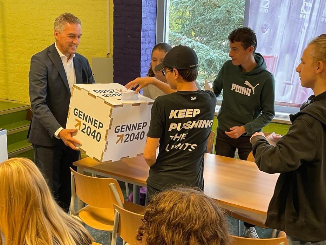 Burgemeester Hans Teunissen met leerlingen Elzendaalcollege