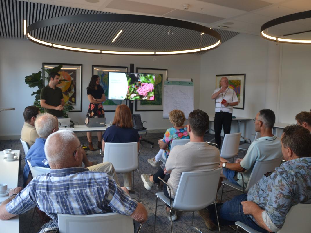 Uitleg bij presentatie in gemeentekantoor