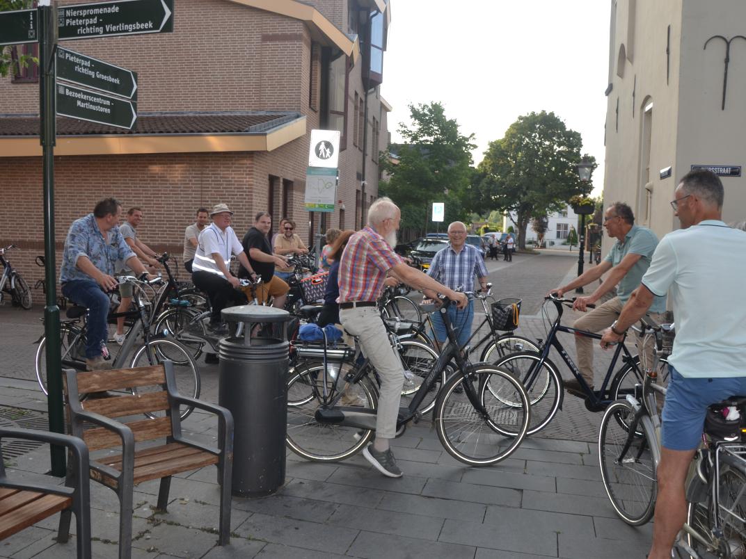 Vertrek op fiets bij gemeentekantoor