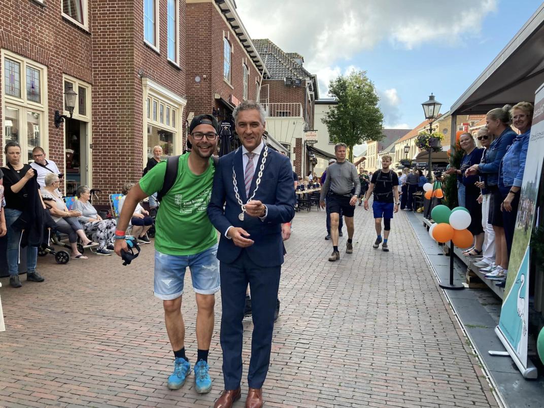 Burgemeester samen met wandelaar