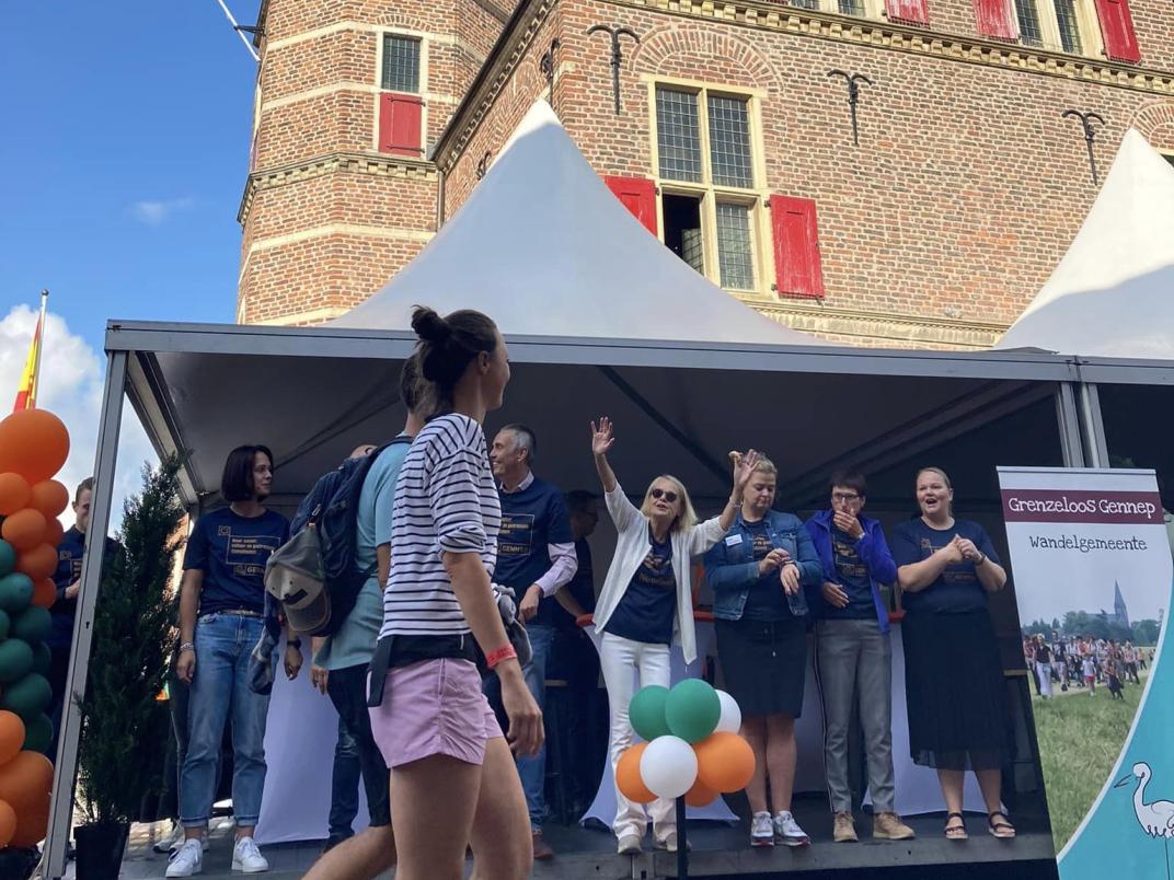 Wandelaars bij oude stadhuis