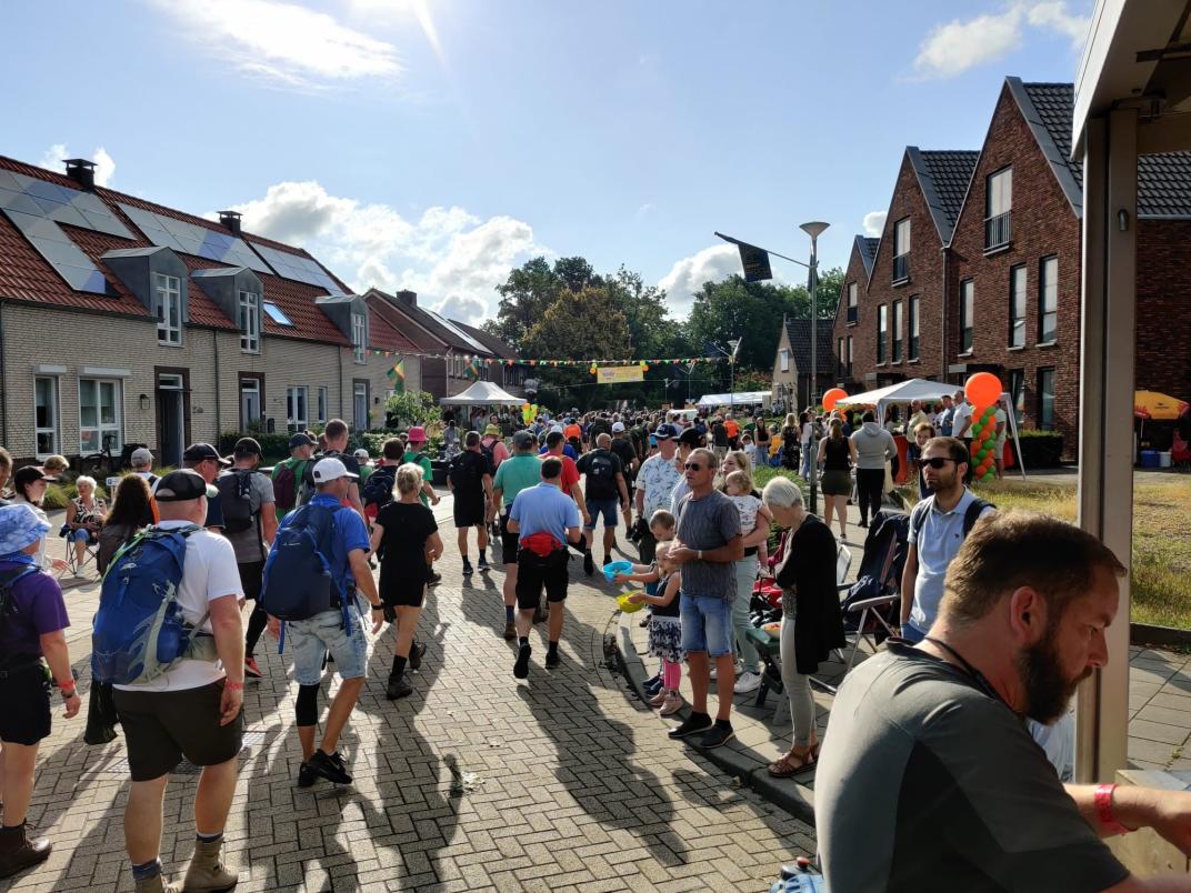 Wandelaars door Milsbeek