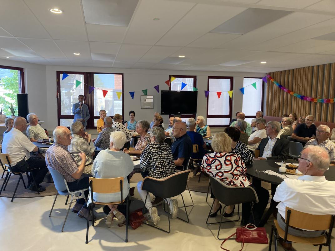 Gouden bruidsparen samen in de zaal 
