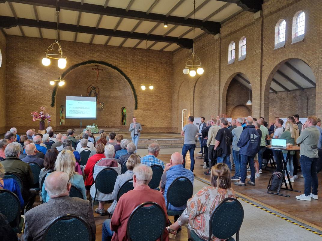 Bijeenkomt in de kerk. 