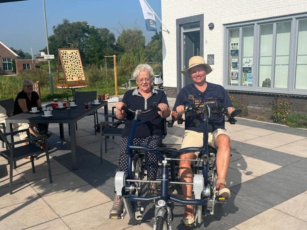 Wethouder Janine van Hulsteijn op de fiets met anderen