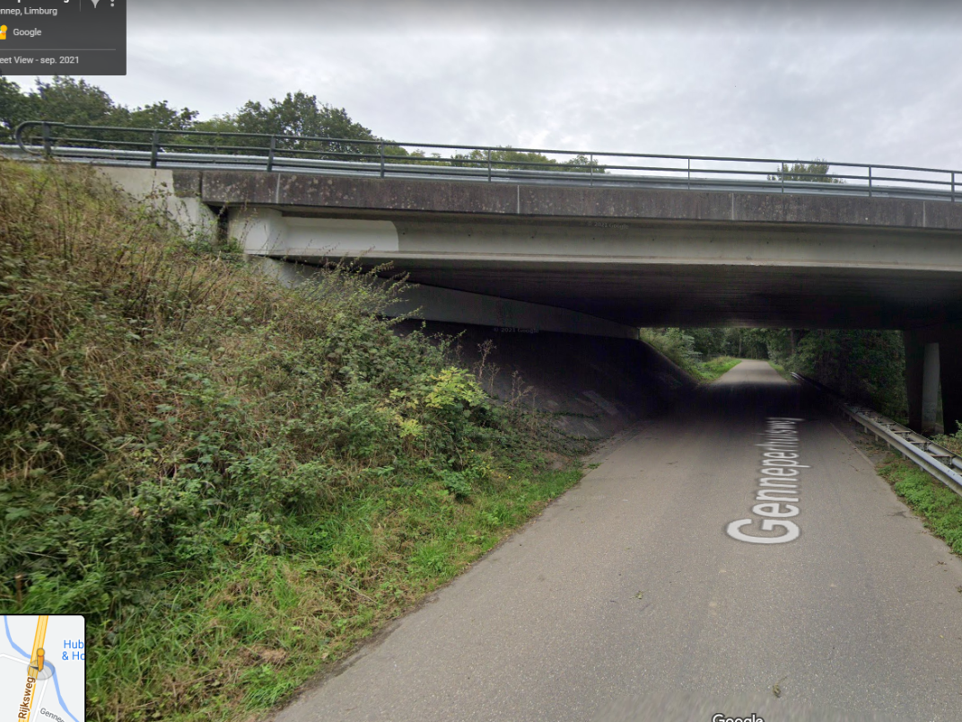 Blik op viaduct vanaf de weg gezien 