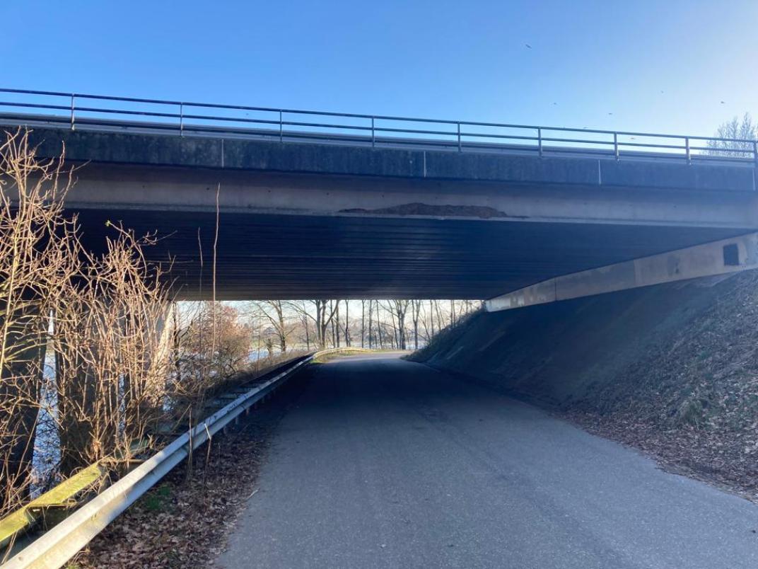 Blik op viaduct vanaf de weg gezien 