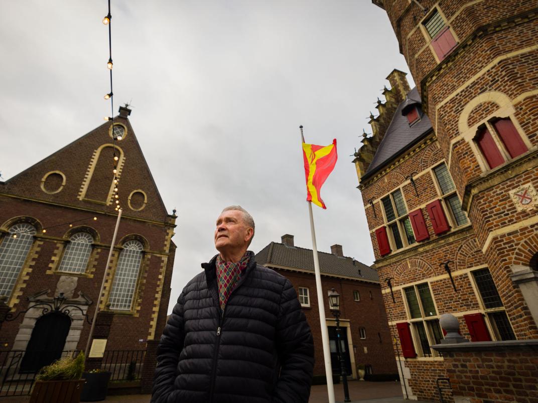 Zelfportret man op markt