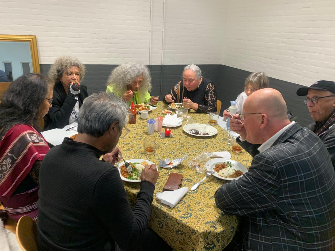 Meedere personen aan tafel