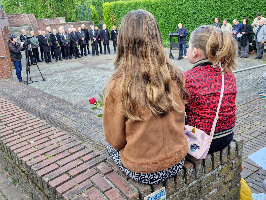 Meisjes bij dodenherdenking