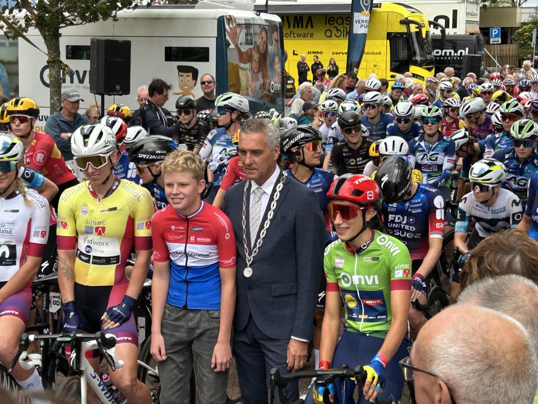 Burgemeester Hans Teunissen en wielrenner Sven Helden samen met de rensters
