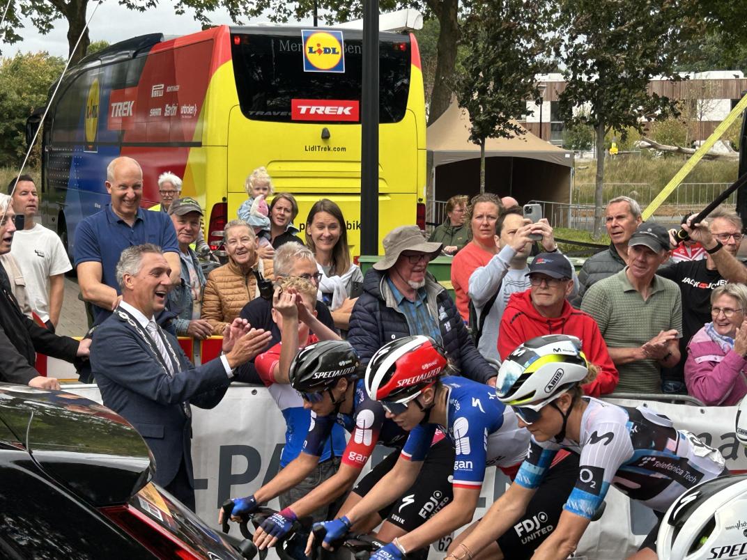 Burgemeester Hans Teunissen en wielrenner Sven Helden geven het startschot
