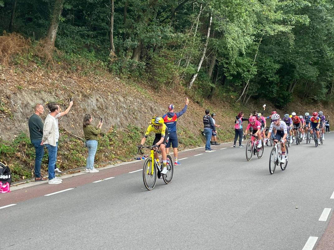 De rensters beklimmen de Col du St Jean