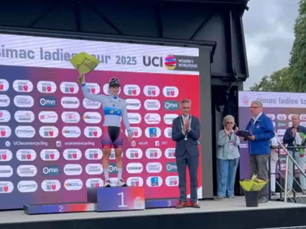 Burgemeester Hans Teunissen feliciteert de winnares van de tour