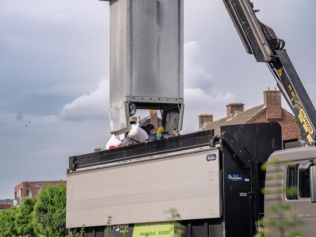 vrachtwagen laadt textiel in