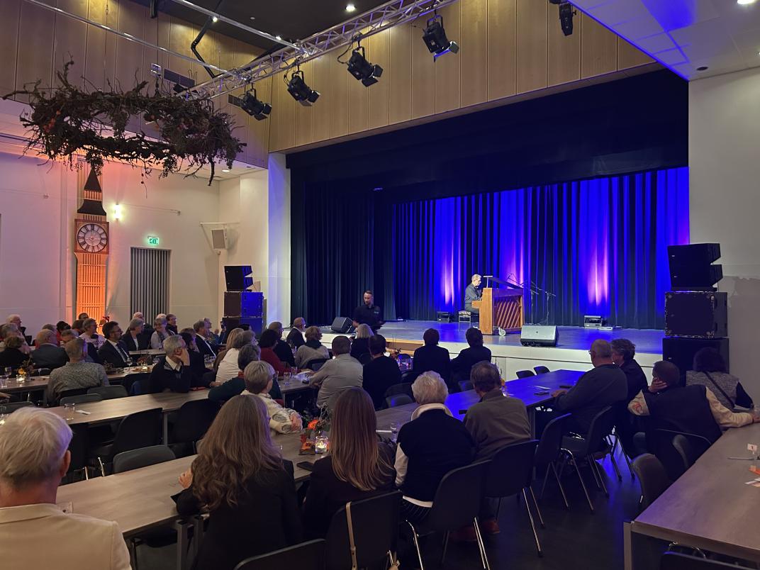 Publiek in zaal en podium