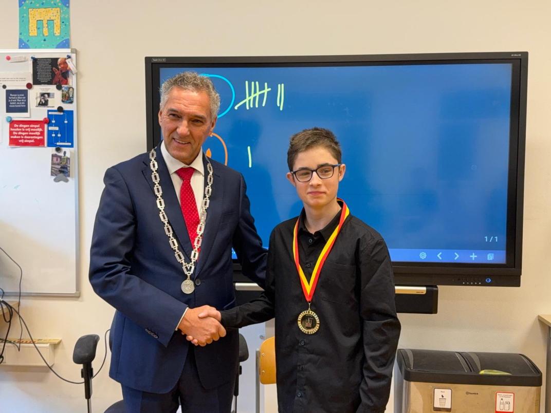 Justin op de foto met de burgemeester