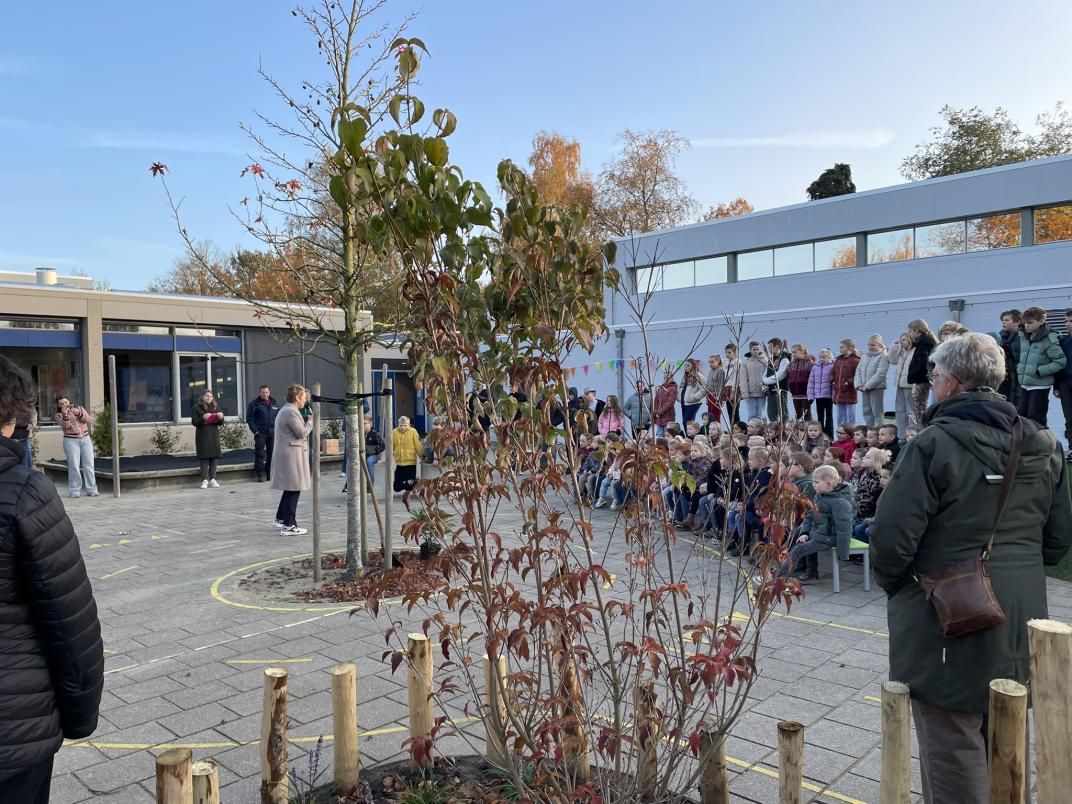 leerlingen bij opening schoolplein